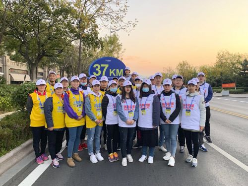 青岛地铁220位志愿者助力马拉松赛事活动
