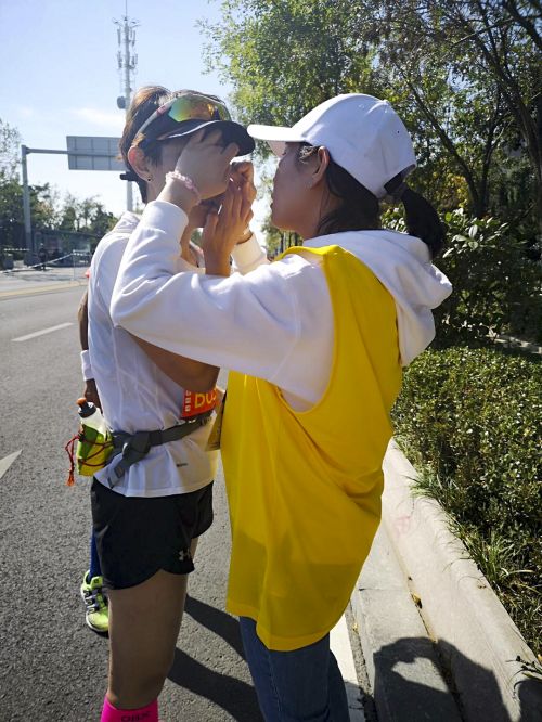 青岛地铁220位志愿者助力马拉松赛事活动