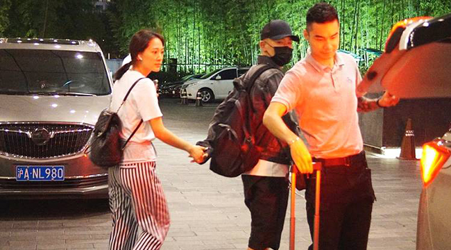 聂远与娇妻手牵手撒狗粮 车上亲密无间看手机恩爱满分