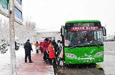 西安公交启动冰雪营运预案 多措并举保障市民出行