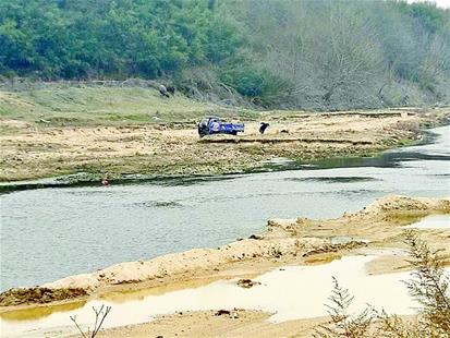 麻城乘马岗镇非法采砂猖獗砂场老板每日获利万元