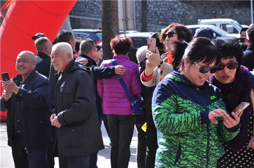 东北万人系列旅游大巴团第二批游客走进青天河