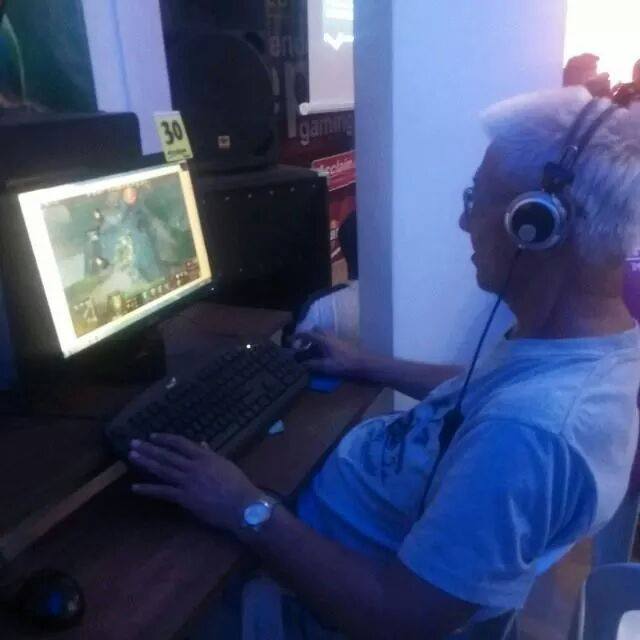 菲律宾网吧66岁常客：医生建议我每天打游戏 舒缓压力