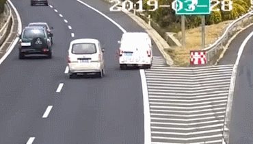 男子错过高速出口急停致后车侧翻 事后竟一溜烟儿跑了
