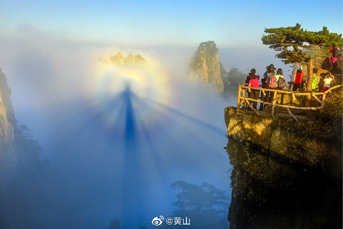 黄山惊现佛光奇观 众多游客目睹神奇一幕