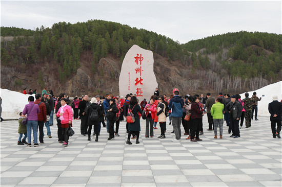 黑龙江漠河市：杜鹃花开红似海 旅游专列载客来