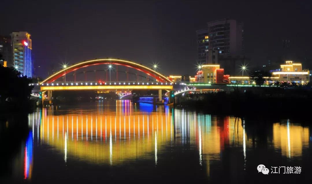 江门市夜景(彭伟宗/摄 一步一步向前走,不断变化的灯光,让人陶醉其中