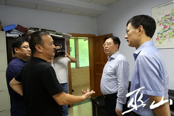 巫山书记李春奎:在产业增效 农民增收上下功夫