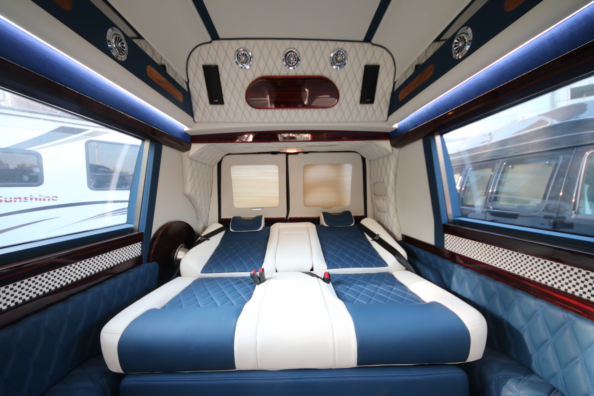 马路上的稀罕物 福特E350改装商务车