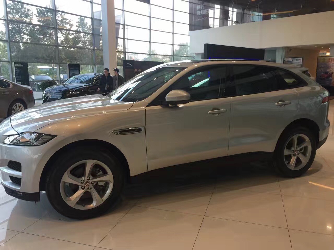 对于这款新上市的捷豹首款SUV,大家可能还有些陌生,下面就让小编带您简单来了解一下这个捷豹家族的“新成员” 全新F-PACE沿袭了捷豹经典的家族式前脸,方形的大嘴显得气势袭人,蓄势待发 要带您穿过一切阻碍,一览河山。