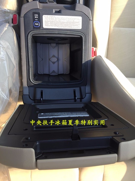 大家好,再一次跟大家见面了! 希望本人发布的文章能得到众多网友及车友的支持及认可! 此篇文章献给近期想入手这款中东版进口丰田霸道的客户。希望大家能够喜欢。 本人电话:18622006753(同微信) 感兴趣的朋友可以直接加下方的微信详细了解。 外观方面:17款丰田霸道2700TX立体车身彩条、消音器尾喉和镀金标志等配置,使得整车造型既动感大气又独具个性魅力,具有浓郁的都市风格。全新设计的直瀑式前格栅让新普拉多显得比上一代车型还要粗犷,配合全新的保险杠使其前脸更加饱满。还配备了时下流行的透镜和LED日间行