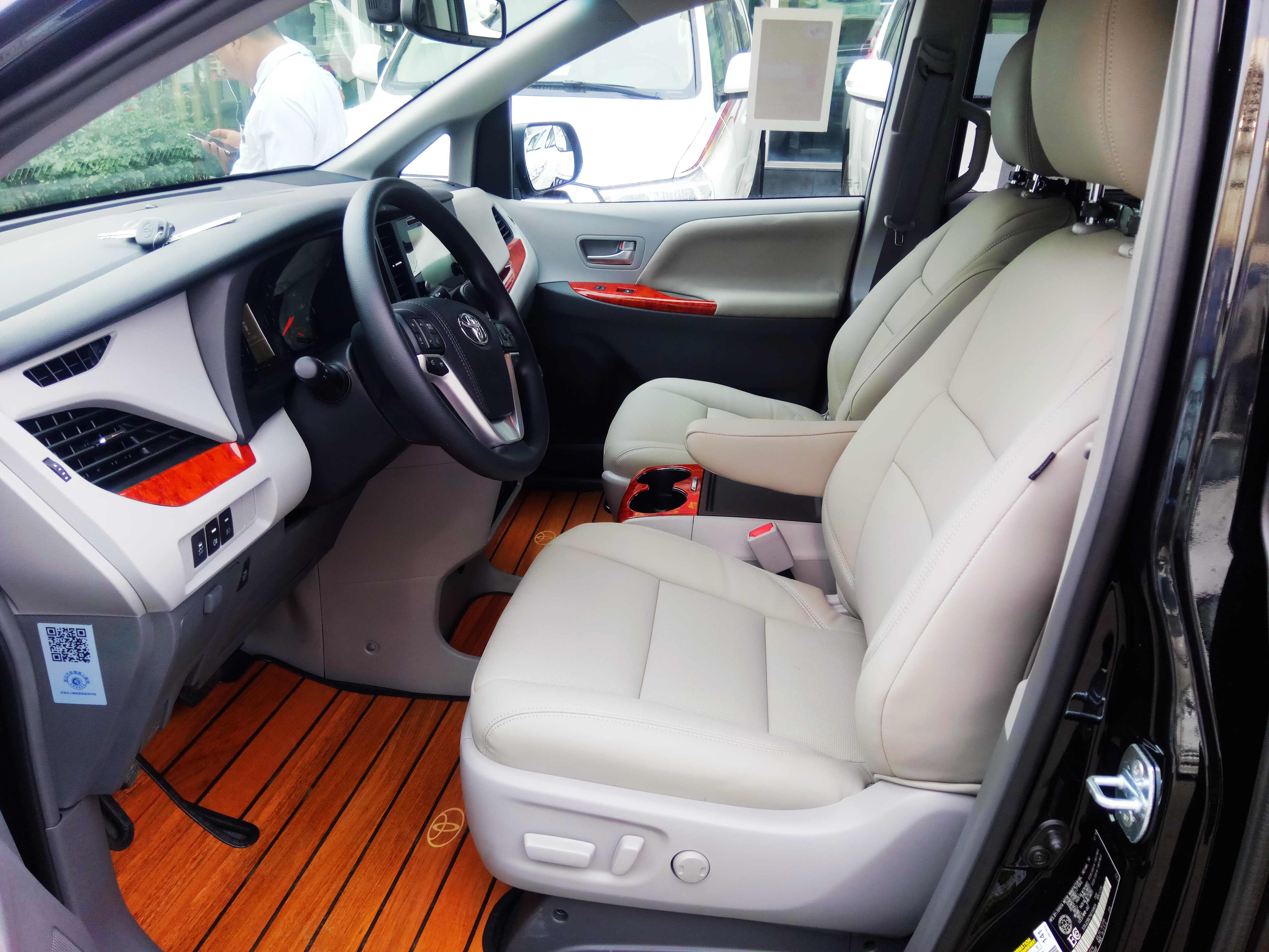 丰田塞纳最经济实惠 家用商务时尚两用