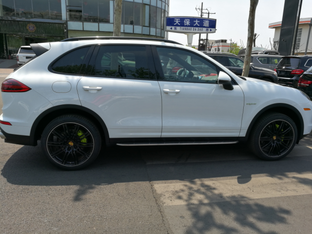 凤凰汽车讯 价格信息:近日,凤凰汽车区域编辑从天津世嘉明瑞汽车销售有限公司处获悉,目前保时捷卡宴现车在售,颜色主要以(黑色/白色/等等)为主。购车可优惠万元。全新卡宴增添了很多新鲜元素,譬如修改后的轮拱线条与更低伸的前保杆结合,整体更为紧凑动感。外观时尚动感,高端大气上档次。对这款车感兴趣的朋友们不妨进一步关注一下。咨询热线:15222595917孙经理(同微信)