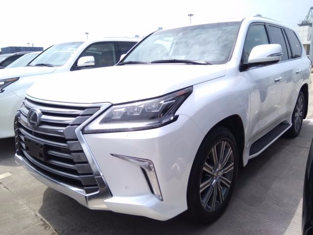 雷克萨斯LX570厚实的车身造型,采用全新设计手法打造出饱满且具备强悍力道的肌肉线条,辅以镀铬饰条的点缀,营造出雷克萨斯LX570的豪华质感。雷克萨斯LX570一大亮点即增加了越野转向辅助功能,配合自动爬坡控制系统,能够减小转弯半径,提高转向性能,提升越野表现。搭载了一台5.