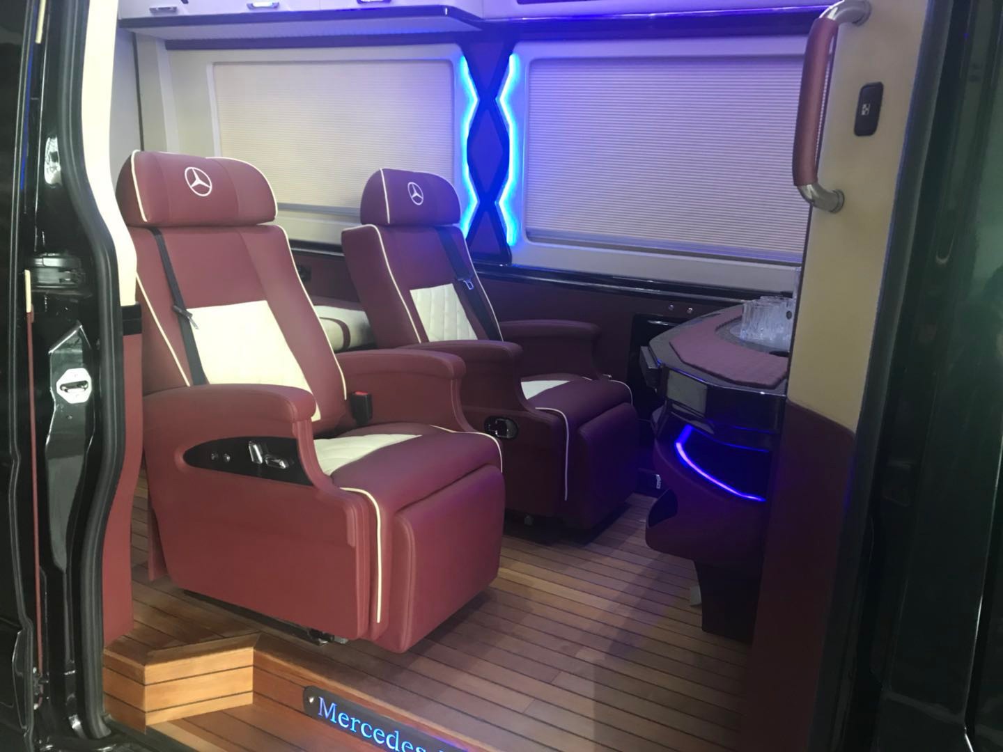进口奔驰斯宾特单人床带卫生间旅居房车