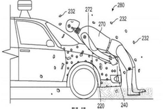 谷歌无人驾驶新专利 撞车后人粘车上