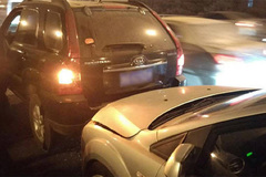 老公！我开车撞车了！怎么警察还扣我分