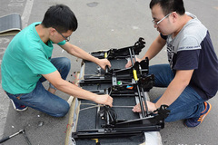 别克GL8装第三排座椅滑轨 空间更加灵活