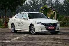 丰田皇冠2.0T的最低配车型能买吗？