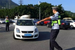 首个“闯绿灯”被罚，众人理论围观····