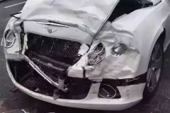 月薪三千买了辆五菱，结果被宾利追尾了……