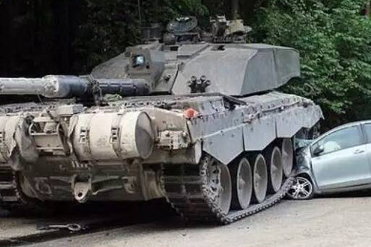 史上最强悍女司机 敢跟坦克发起挑战