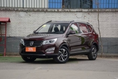 宝骏560 1.8L超值型上市 售价6.98万元