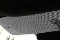 风挡玻璃上这片黑点，是干啥用的？