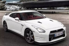 妹子蓝瘦，香菇了，居然不识GTR？