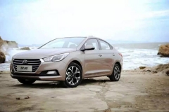 试驾北京现代悦纳 智能手环替代车钥匙/百公里油耗仅5升、