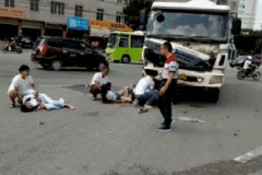 痛心！水泥车与摩托相撞3名初中生身亡