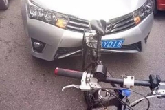 日本汽车撞上中国自行车 中国完胜！