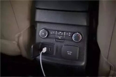 还敢说自己是老司机 车里给手机充电你都不会