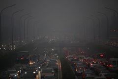 昨日回顾：高速路突现雾团21车受损