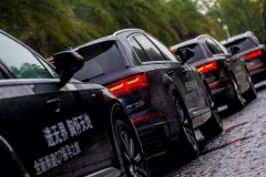 妹子在云贵高原打开全新Q7的正确姿势