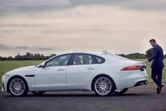 穿着西装下赛道究竟是怎样一种奇妙的体验