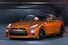 为何妹子放着保时捷、迈凯轮不选 居然上了一旁的日产