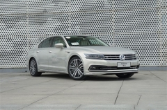 大众辉昂对比A6L 同平台用配置拼品牌