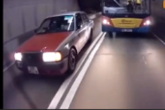 一言不合就撞 实拍香港公交车和出租车斗气全过程