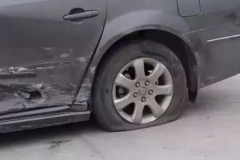 看完可保命 高速爆胎了应该怎么自救