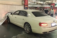 非平误停？ 女司机驾宾利溜车事件解读