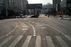 这些交通标志经常被忽略，碰上就全责