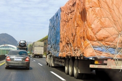 高速遇到大货车能躲就躲 掌握这5招能保命