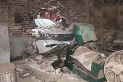 开车时抢红包一头撞进民房 春运十大典型车祸|DA榜