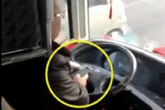 拿生命当儿戏！大巴司机边开车边抢红包