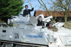 父亲为孩子上学不堵车，换这辆车后像过无人之境！