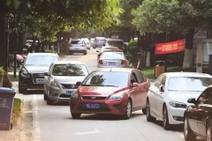 城管真的进小区开罚单了！车主们你们能接受吗？