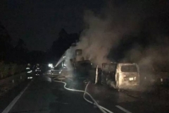 六死三伤！沙县小吃面包车追尾大货车，烧成空架！