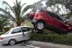 奇葩车祸大集合，司机们也是蛮拼的！