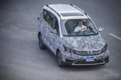 长安欧尚全新MPV底特律路试 年内上市